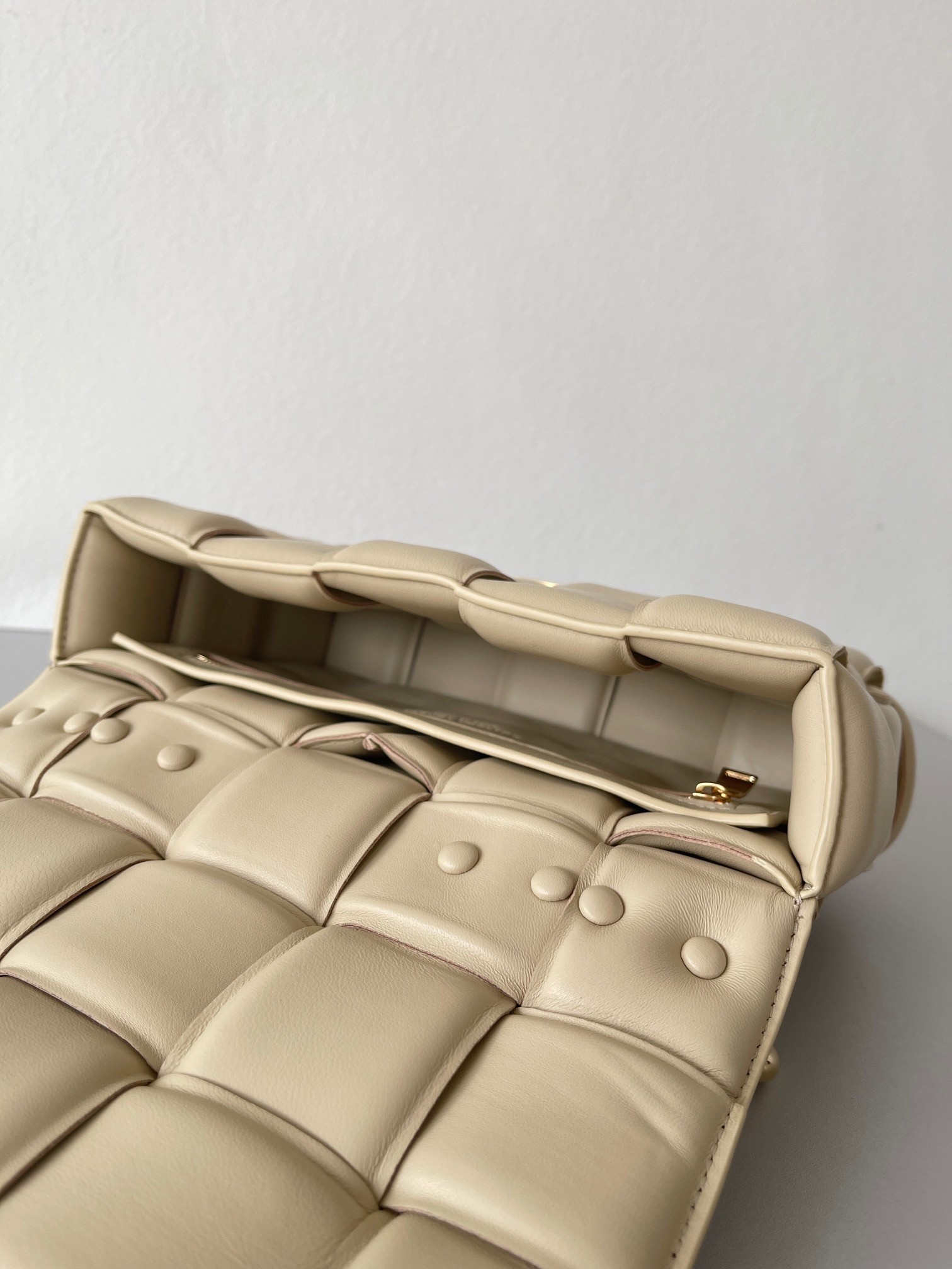 bo*te*ga Ve*ne*ta chain cassette bag in porridge lambskin