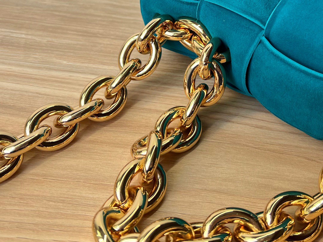 bo*te*ga Ve*ne*ta chain cassette bag in blaster suede