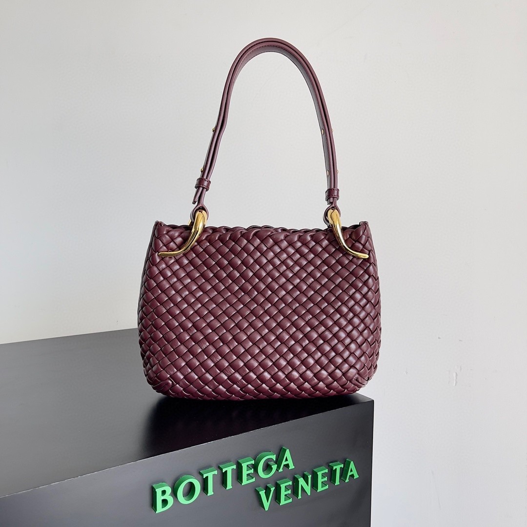 bo*te*ga Ve*ne*ta clicker small bag in bordeaux intrecciato lambskin