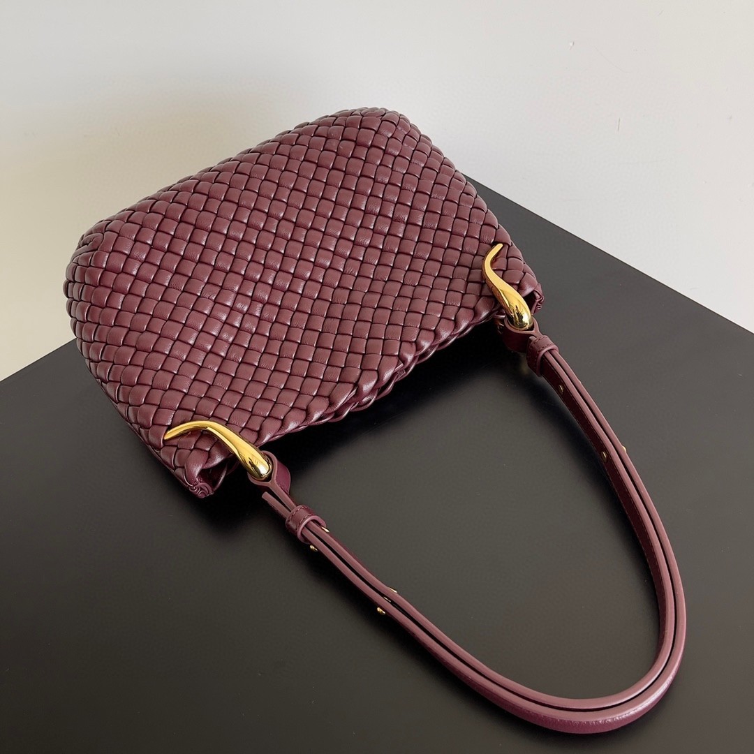 bo*te*ga Ve*ne*ta clicker small bag in bordeaux intrecciato lambskin