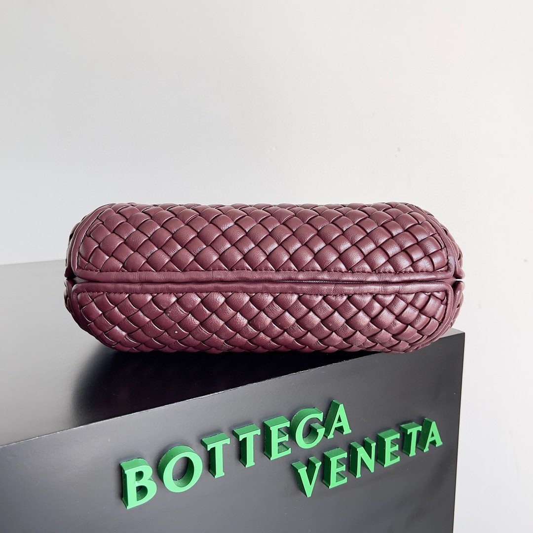 bo*te*ga Ve*ne*ta clicker small bag in bordeaux intrecciato lambskin