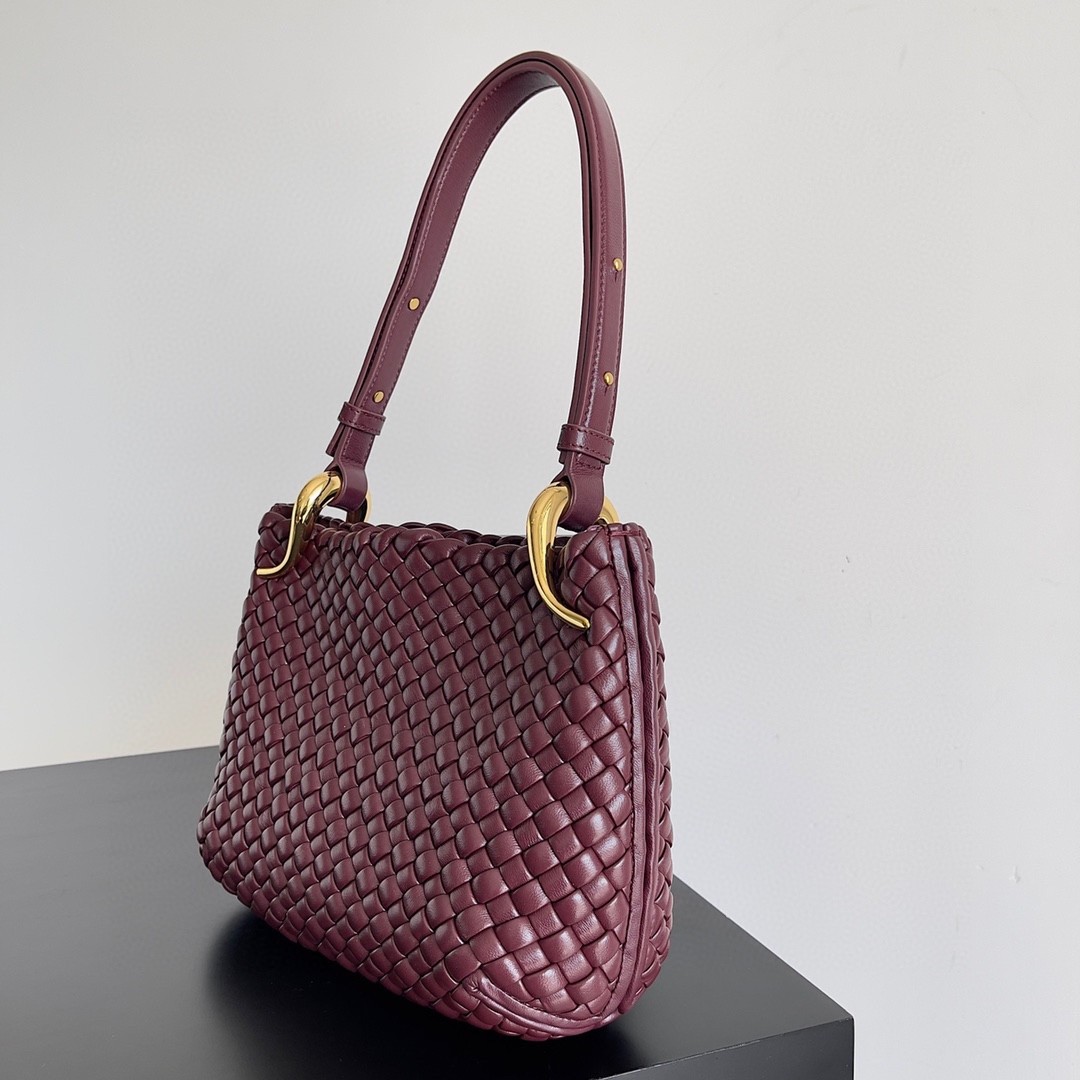 bo*te*ga Ve*ne*ta clicker small bag in bordeaux intrecciato lambskin