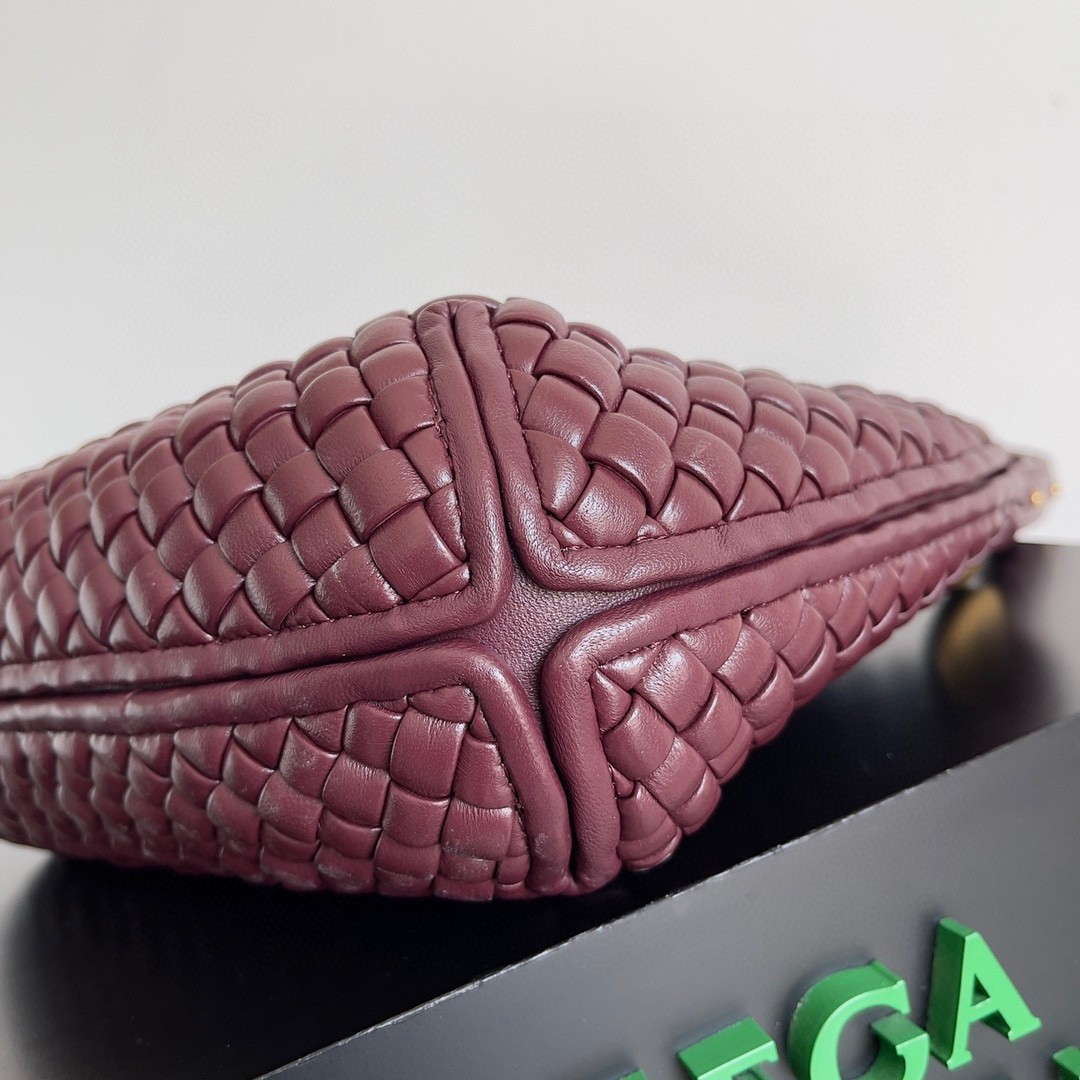 bo*te*ga Ve*ne*ta clicker small bag in bordeaux intrecciato lambskin