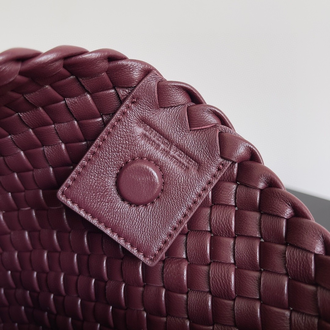 bo*te*ga Ve*ne*ta clicker small bag in bordeaux intrecciato lambskin