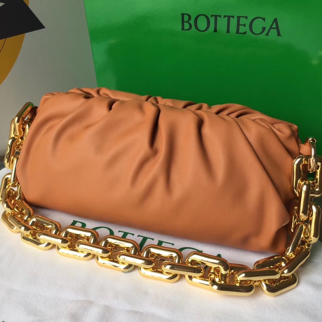 bo*te*ga Ve*ne*ta the chain pouch in clay calfskin