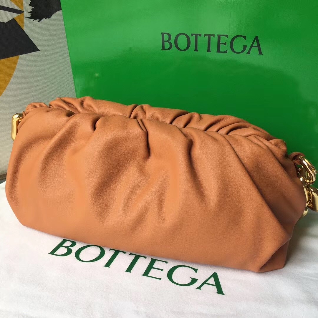 bo*te*ga Ve*ne*ta the chain pouch in clay calfskin