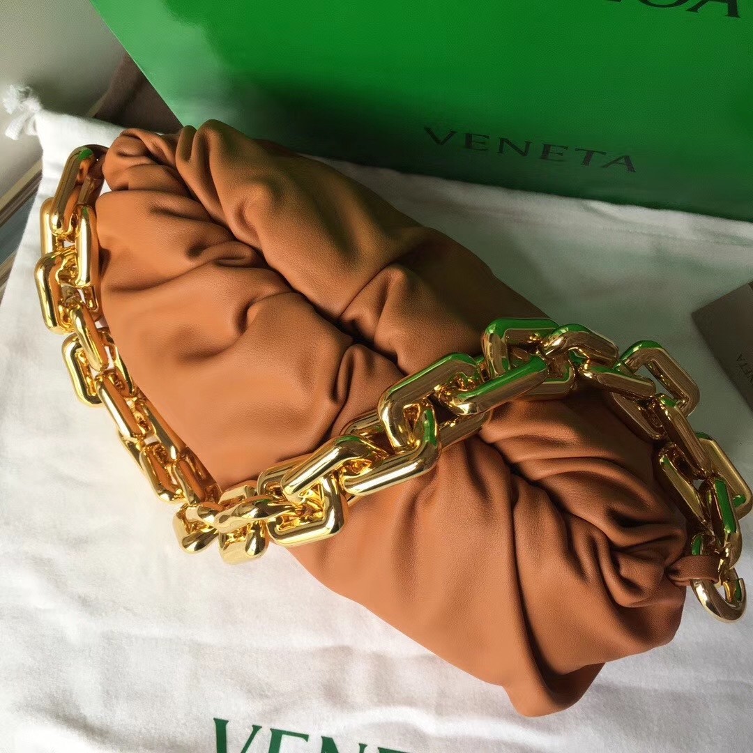 bo*te*ga Ve*ne*ta the chain pouch in clay calfskin
