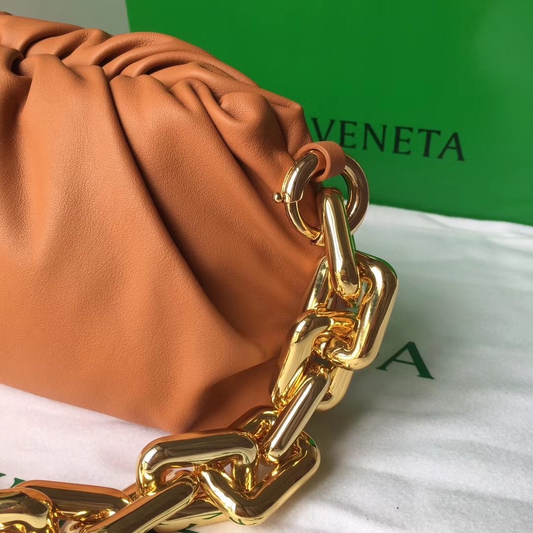 bo*te*ga Ve*ne*ta the chain pouch in clay calfskin