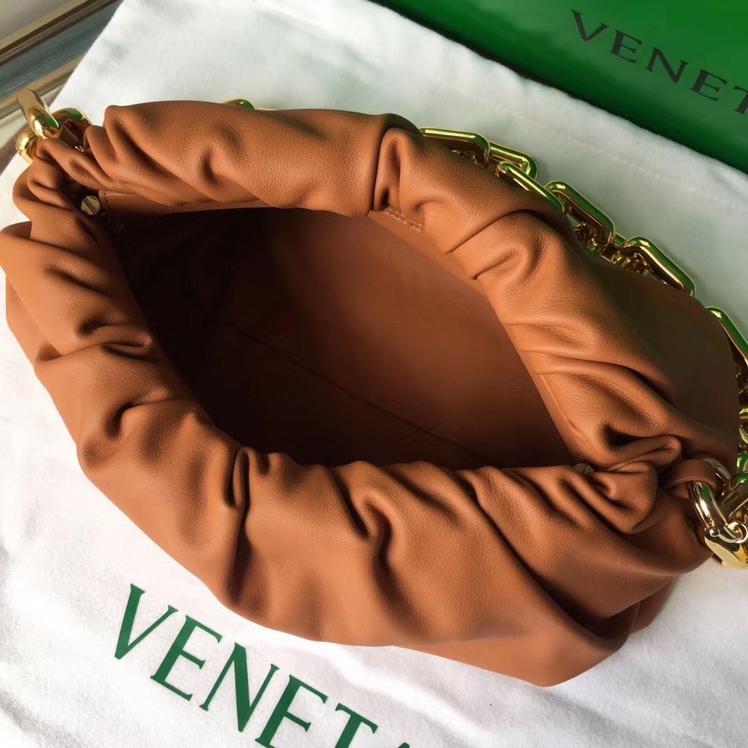 bo*te*ga Ve*ne*ta the chain pouch in clay calfskin