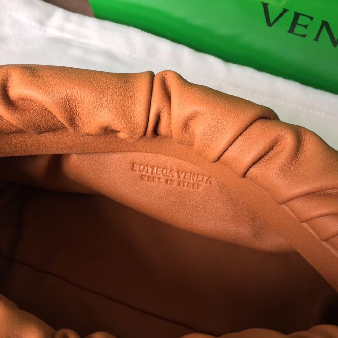 bo*te*ga Ve*ne*ta the chain pouch in clay calfskin