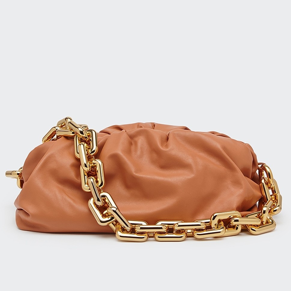 bo*te*ga Ve*ne*ta the chain pouch in clay calfskin