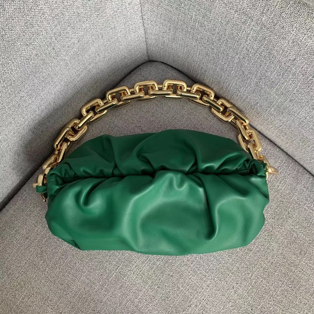 bo*te*ga Ve*ne*ta the chain pouch in green calfskin