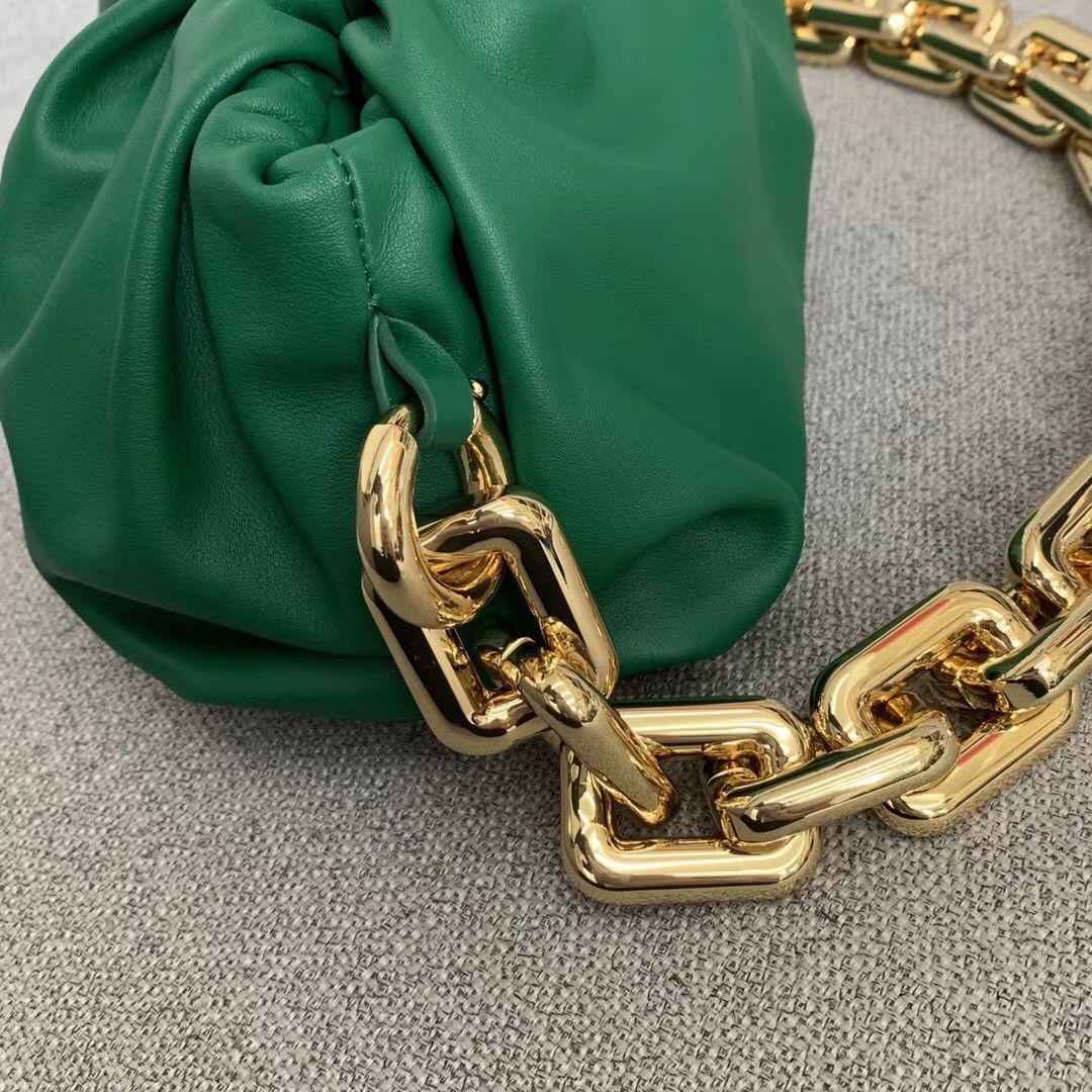 bo*te*ga Ve*ne*ta the chain pouch in green calfskin