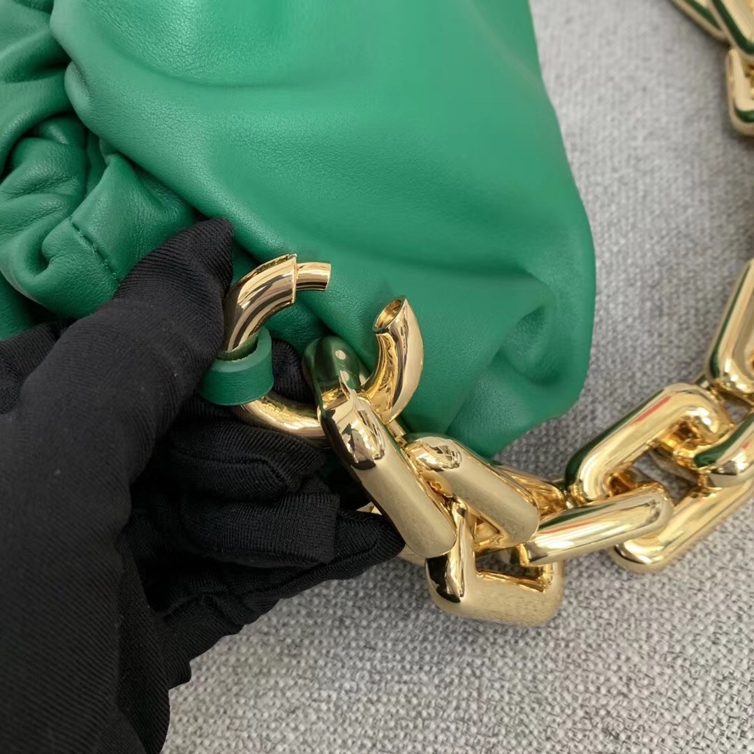 bo*te*ga Ve*ne*ta the chain pouch in green calfskin