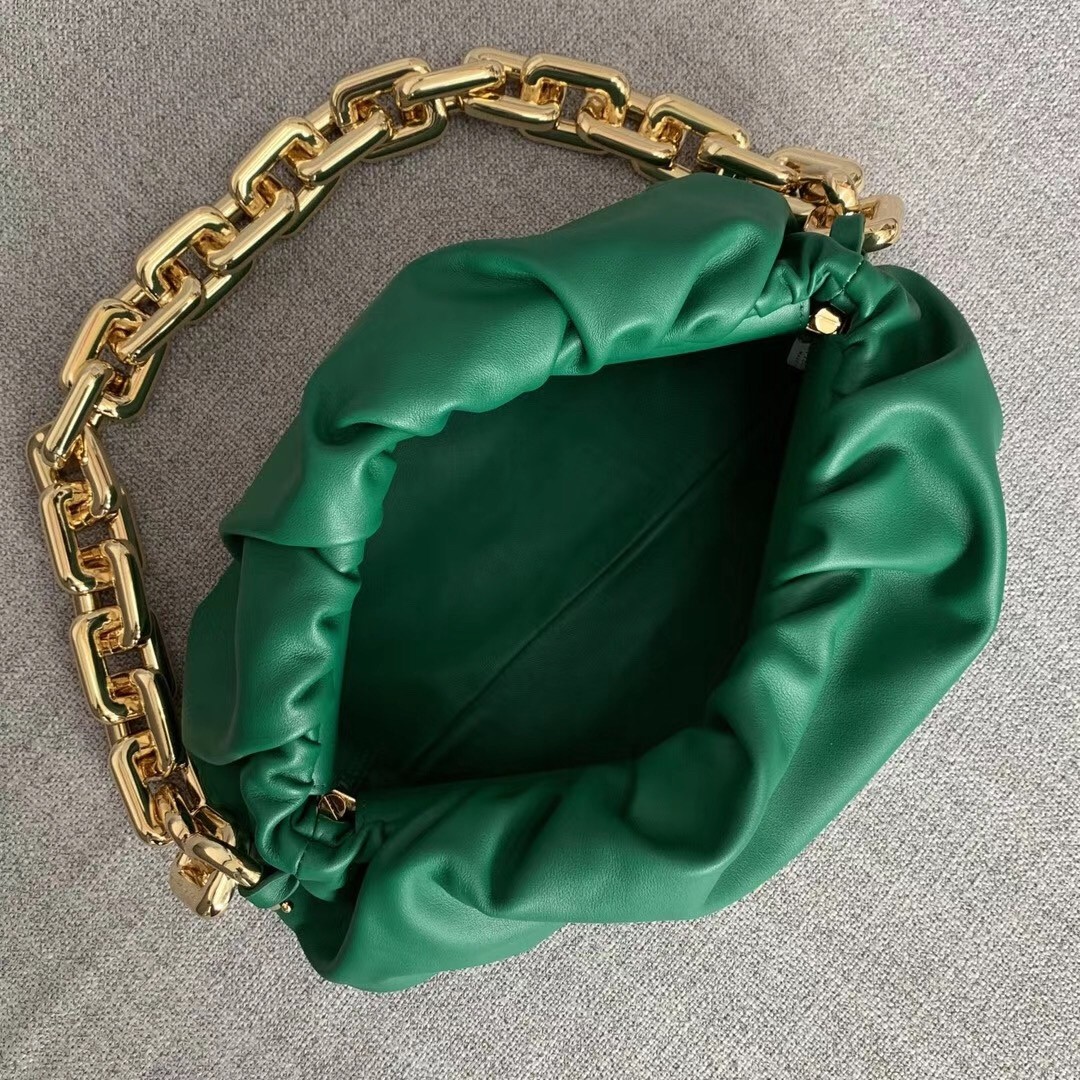 bo*te*ga Ve*ne*ta the chain pouch in green calfskin