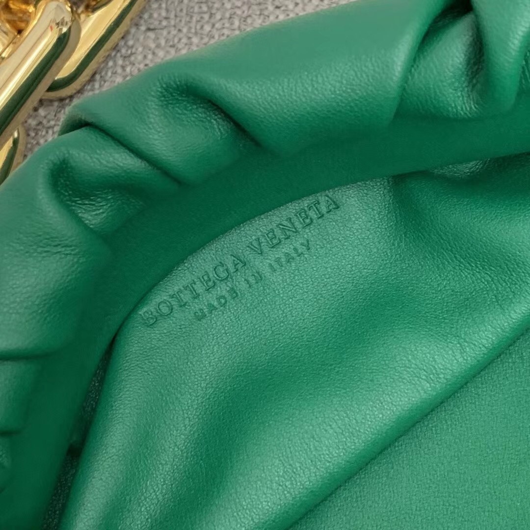 bo*te*ga Ve*ne*ta the chain pouch in green calfskin