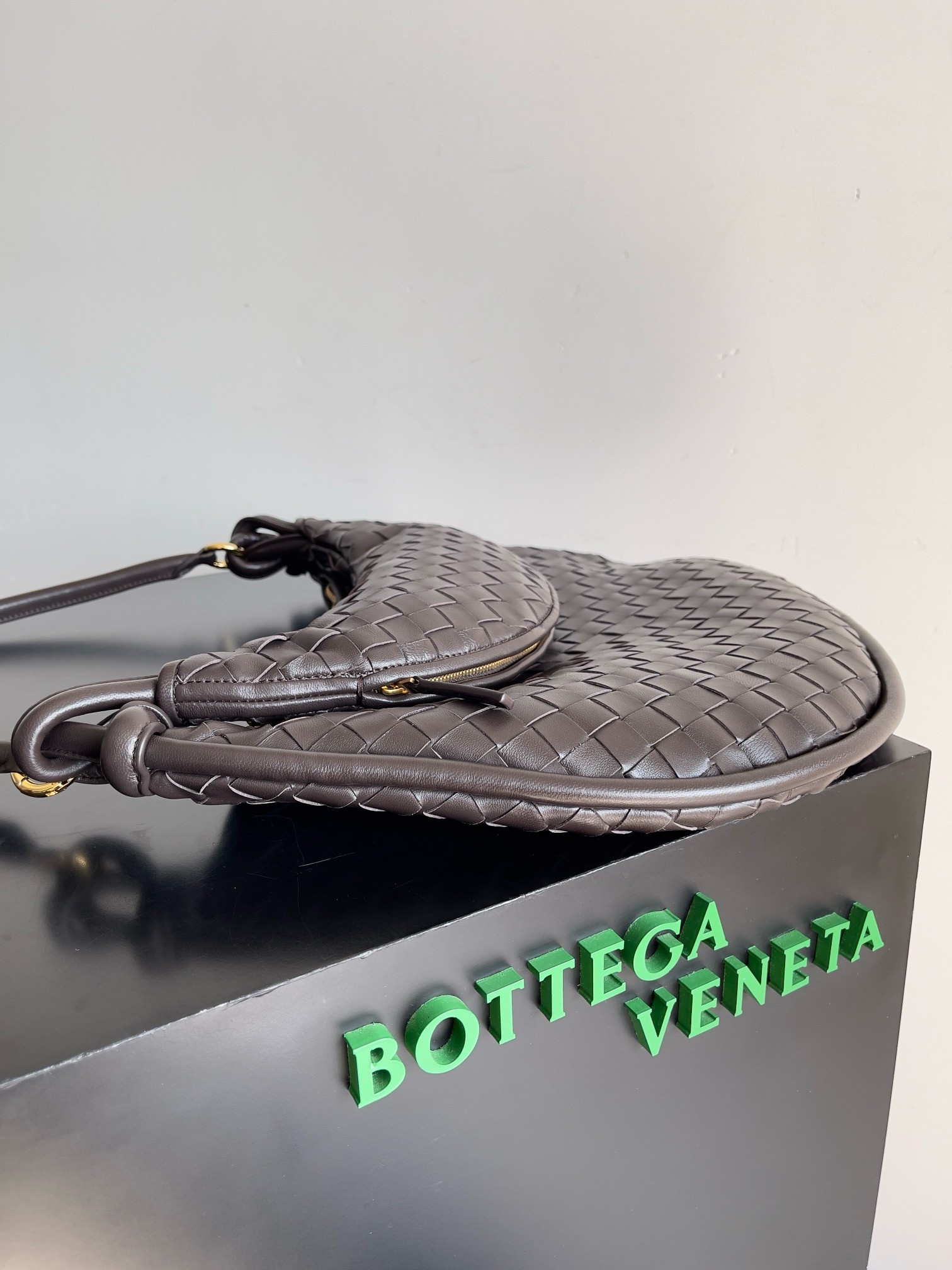 bo*te*ga Ve*ne*ta gemelli large bag in fondant intrecciato lambskin