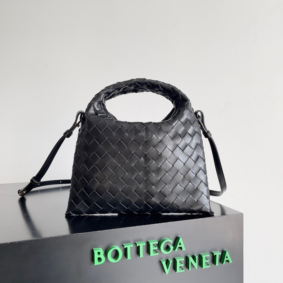 bo*te*ga Ve*ne*ta mini hop bag in black intrecciato calfskin