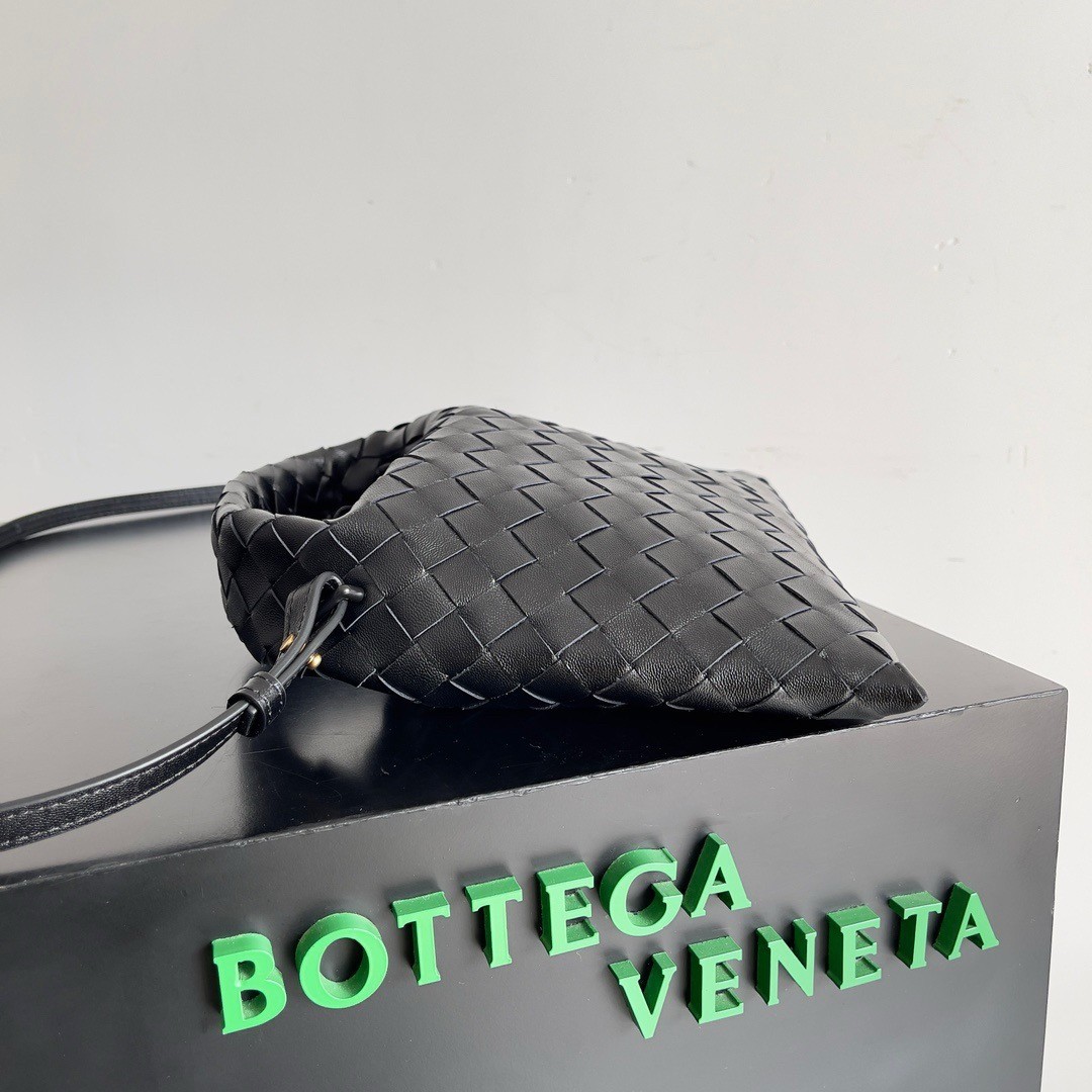 bo*te*ga Ve*ne*ta mini hop bag in black intrecciato calfskin