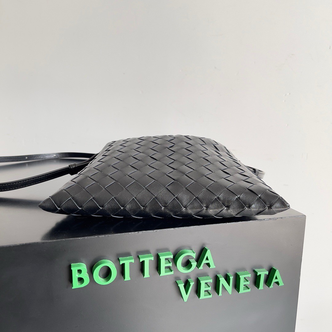bo*te*ga Ve*ne*ta mini hop bag in black intrecciato calfskin
