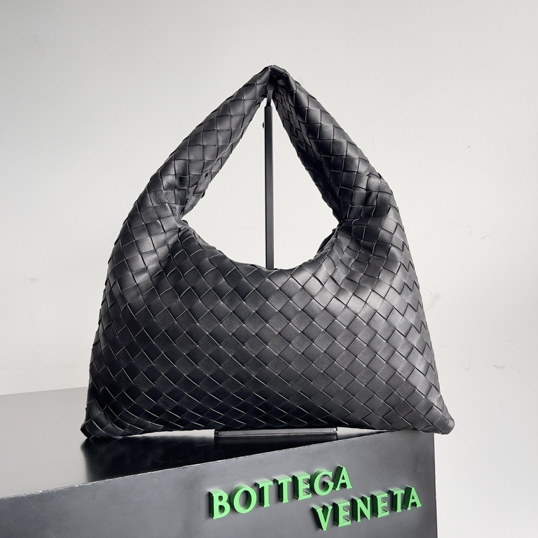 bo*te*ga Ve*ne*ta small hop bag in black intrecciato calfskin