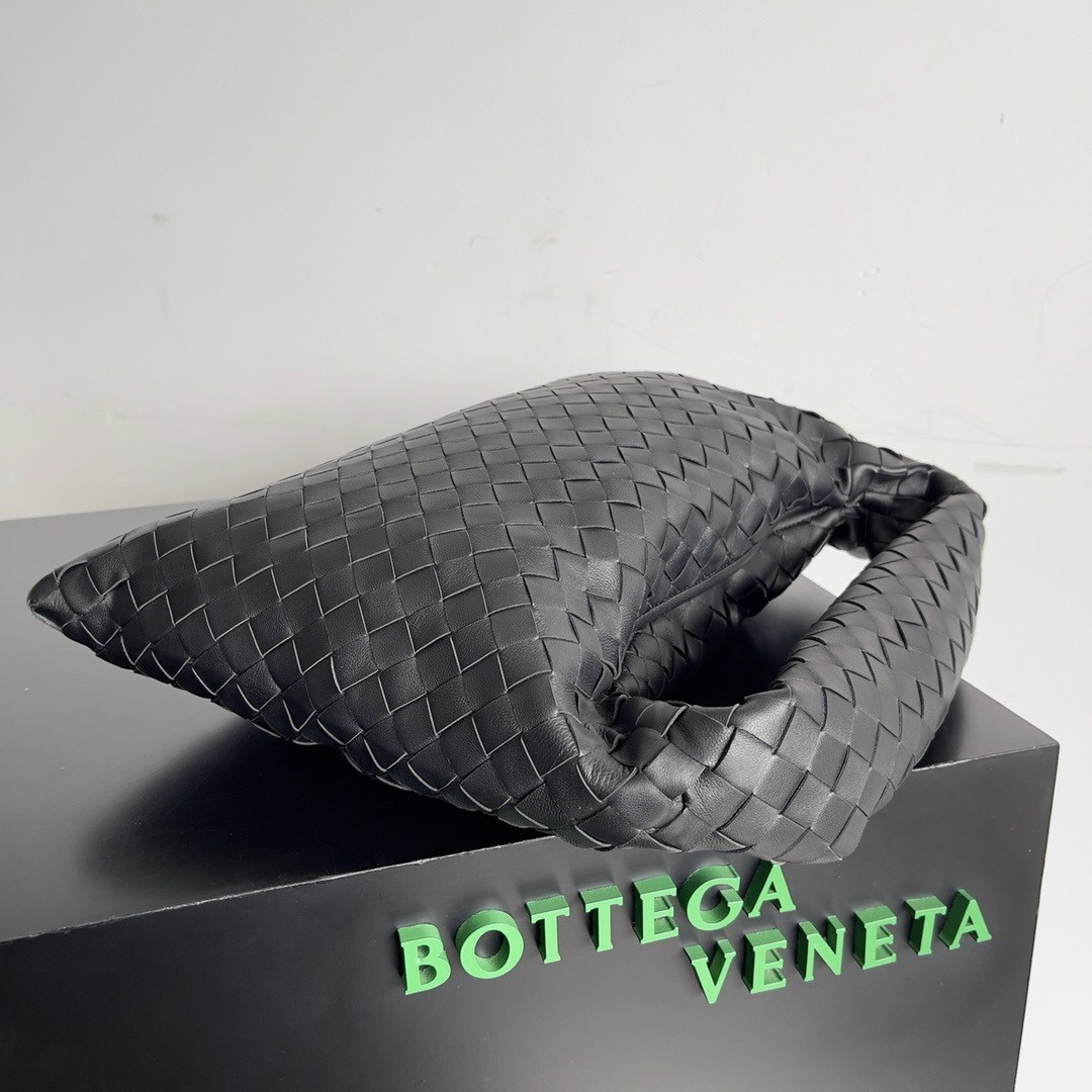 bo*te*ga Ve*ne*ta small hop bag in black intrecciato calfskin