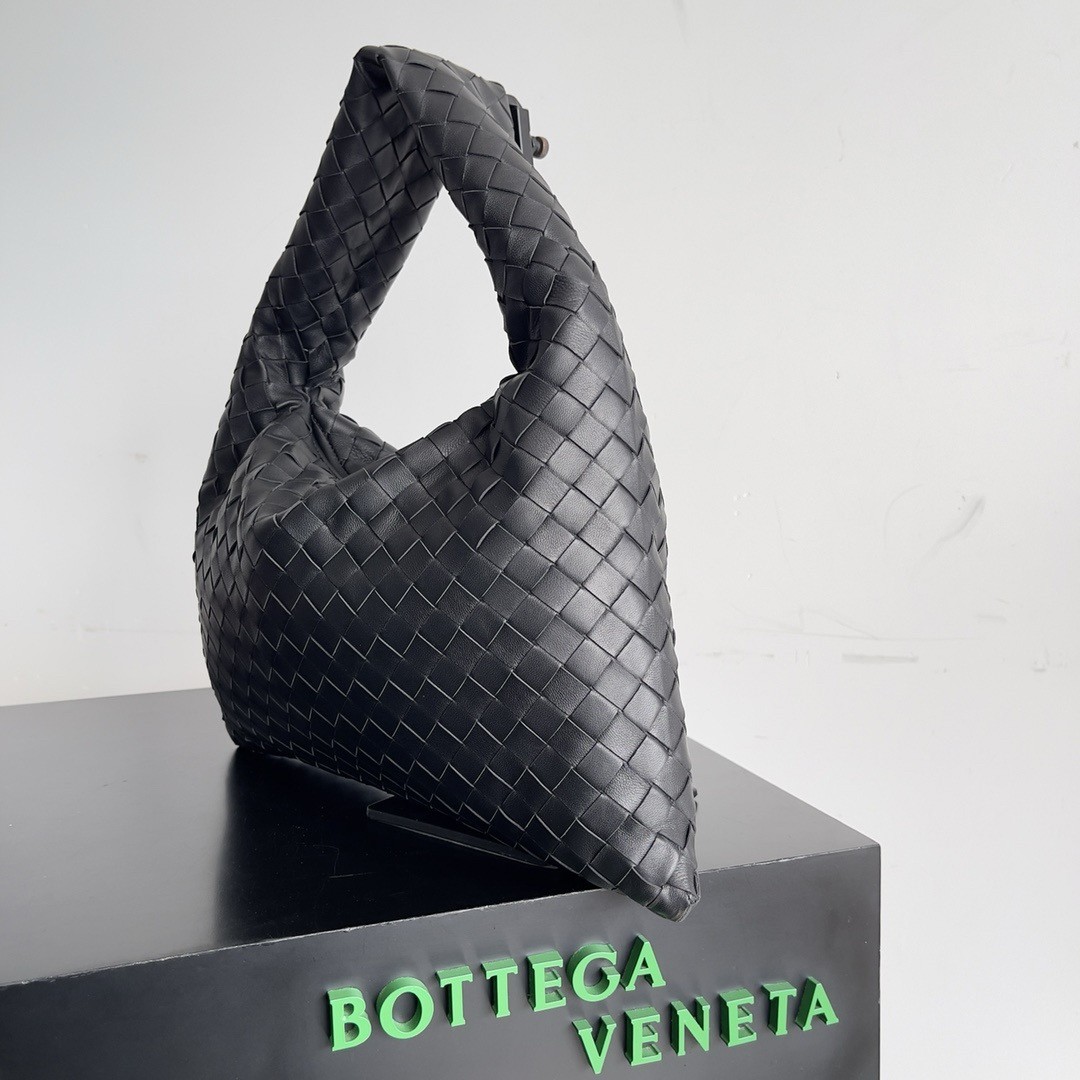 bo*te*ga Ve*ne*ta small hop bag in black intrecciato calfskin