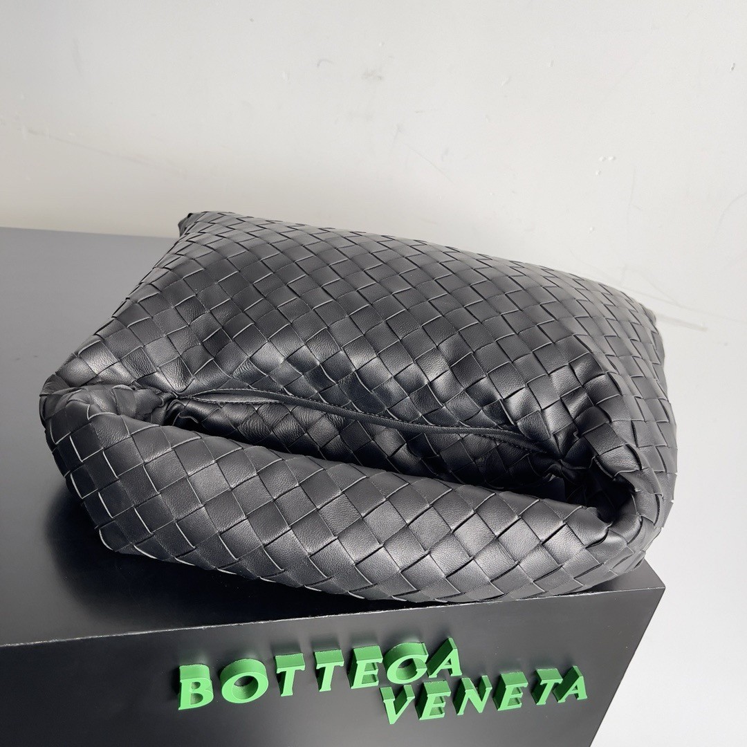 bo*te*ga Ve*ne*ta small hop bag in black intrecciato calfskin