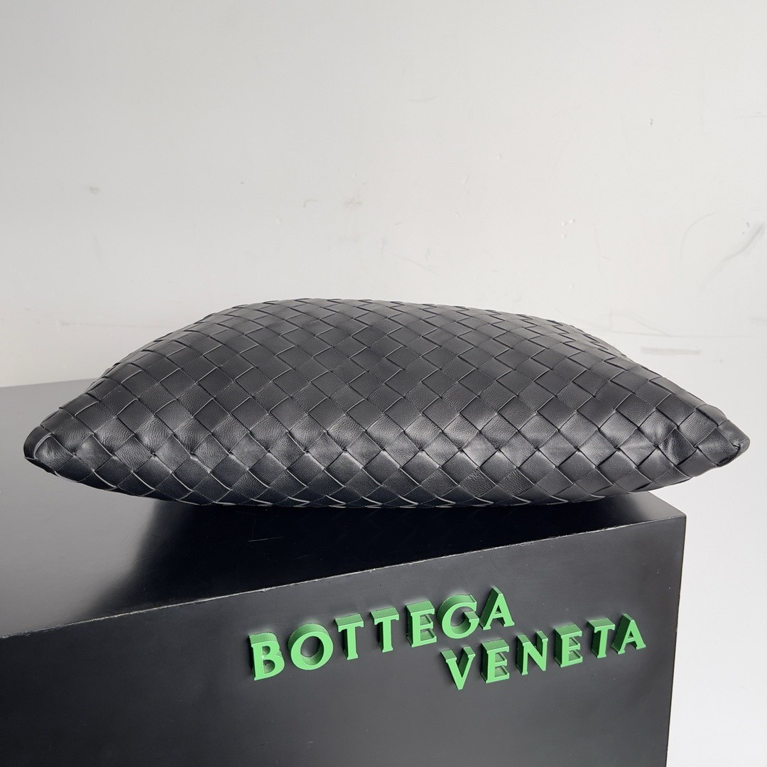 bo*te*ga Ve*ne*ta small hop bag in black intrecciato calfskin