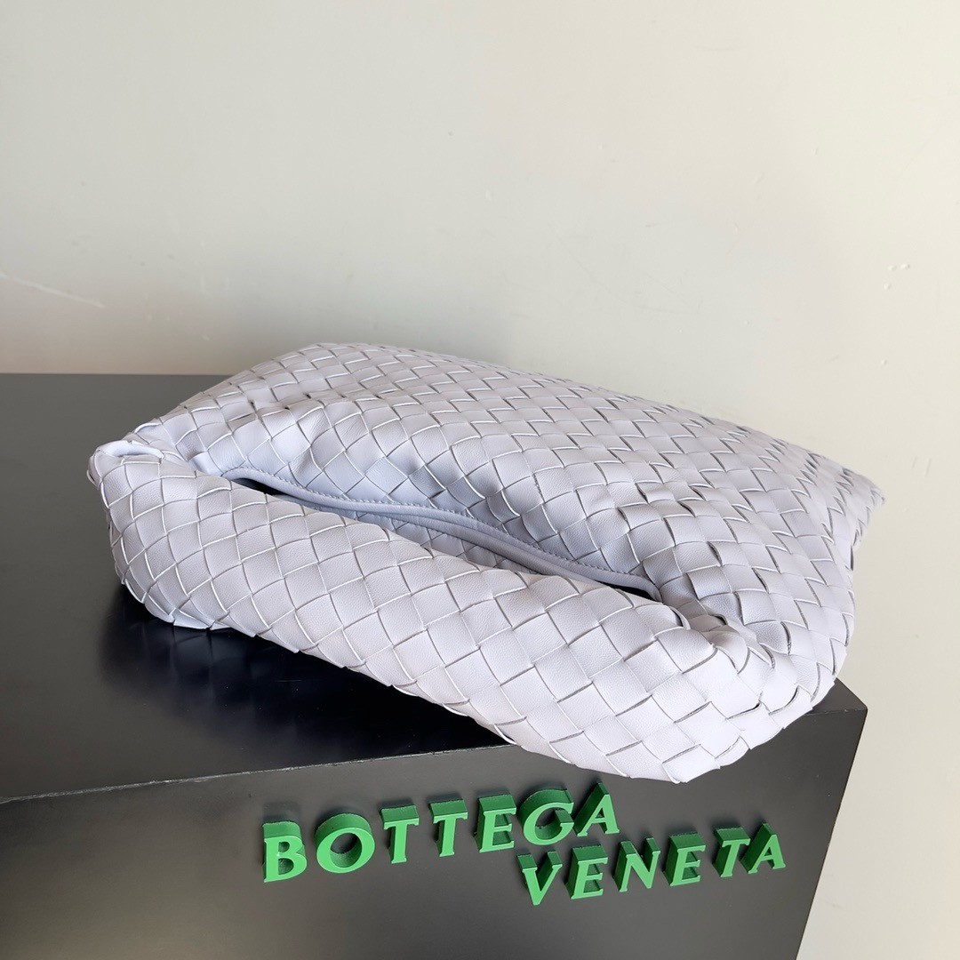 bo*te*ga Ve*ne*ta small hop bag in oyster intrecciato calfskin