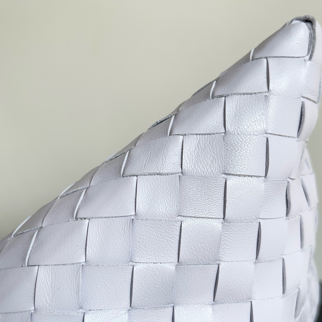 bo*te*ga Ve*ne*ta small hop bag in oyster intrecciato calfskin