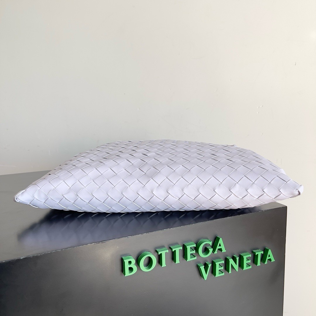 bo*te*ga Ve*ne*ta small hop bag in oyster intrecciato calfskin
