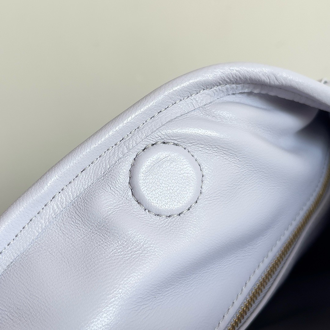 bo*te*ga Ve*ne*ta small hop bag in oyster intrecciato calfskin