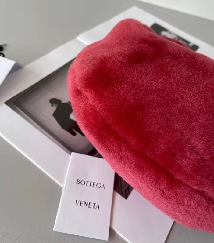 bo*te*ga Ve*ne*ta mini bv jodie bag in red shearling