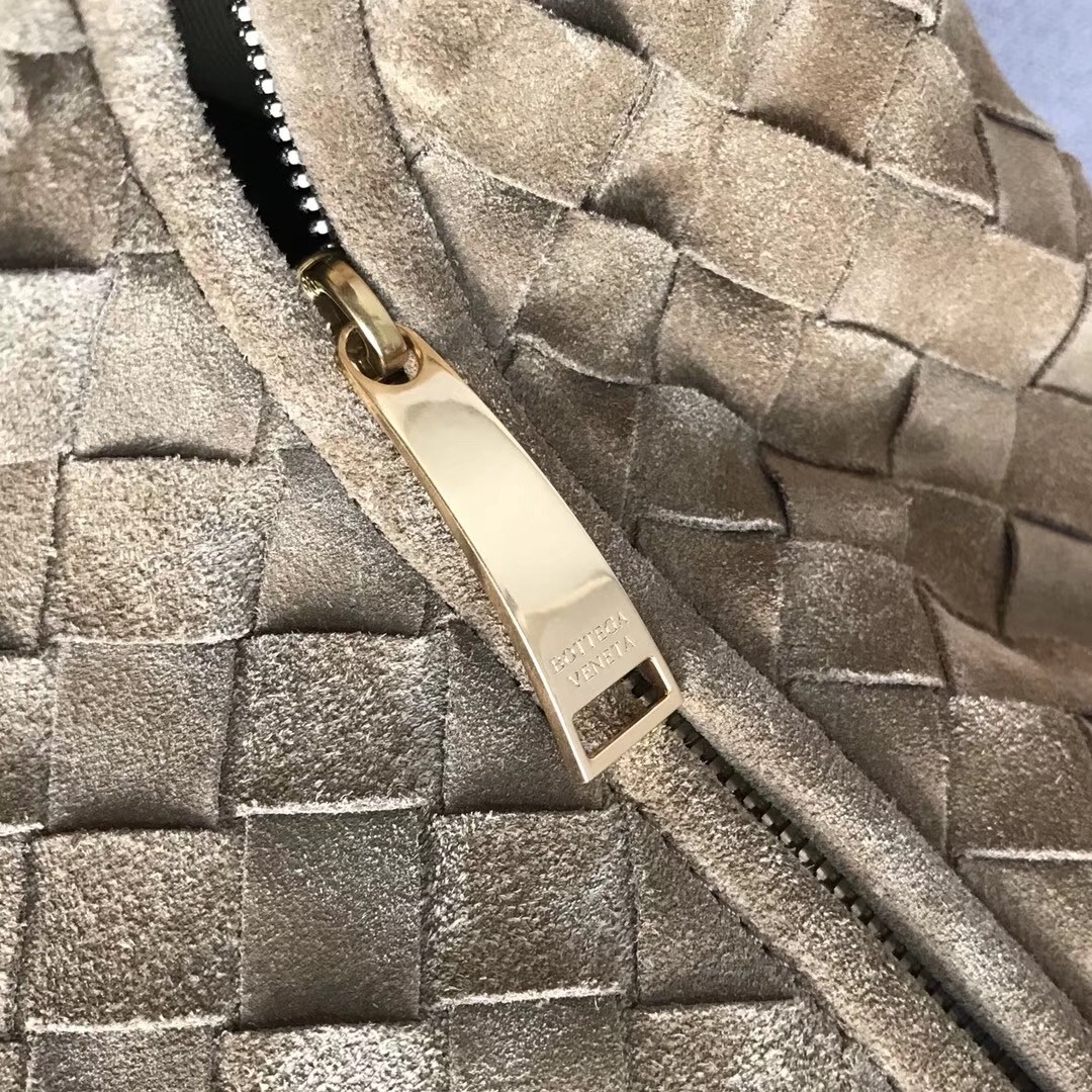 bo*te*ga Ve*ne*ta large bv jodie bag in sand woven suede
