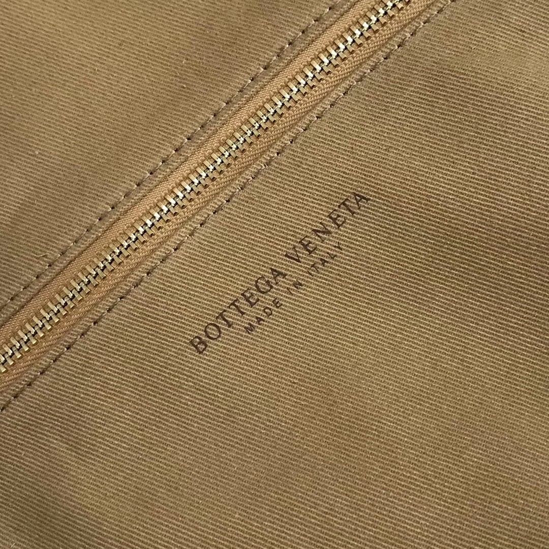 bo*te*ga Ve*ne*ta large bv jodie bag in sand woven suede