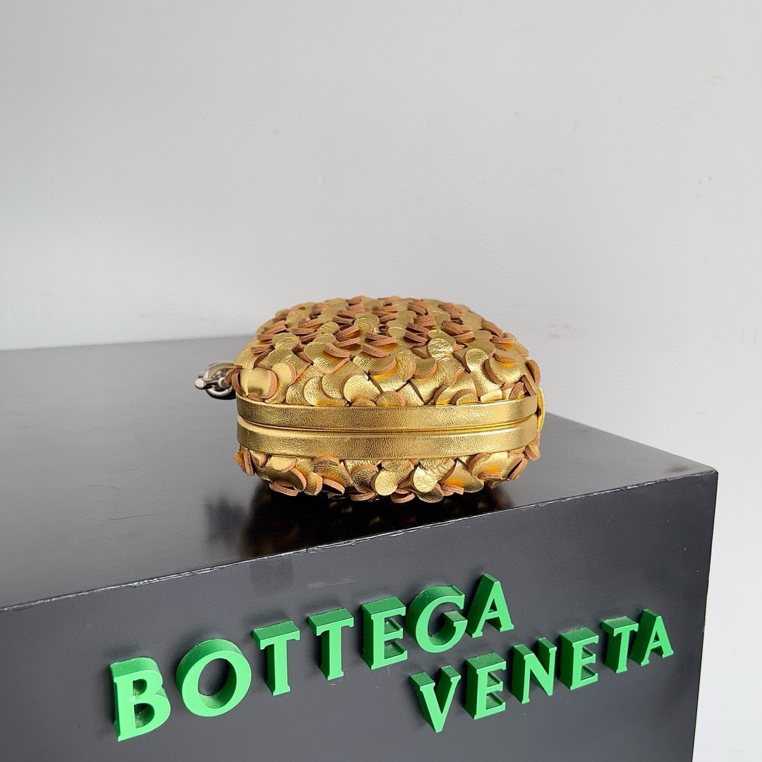 bo*te*ga Ve*ne*ta knot minaudiere clutch in gold sequins laminated leather