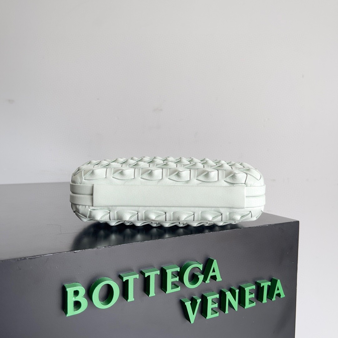 bo*te*ga Ve*ne*ta knot minaudiere clutch in glacier intreccio leather