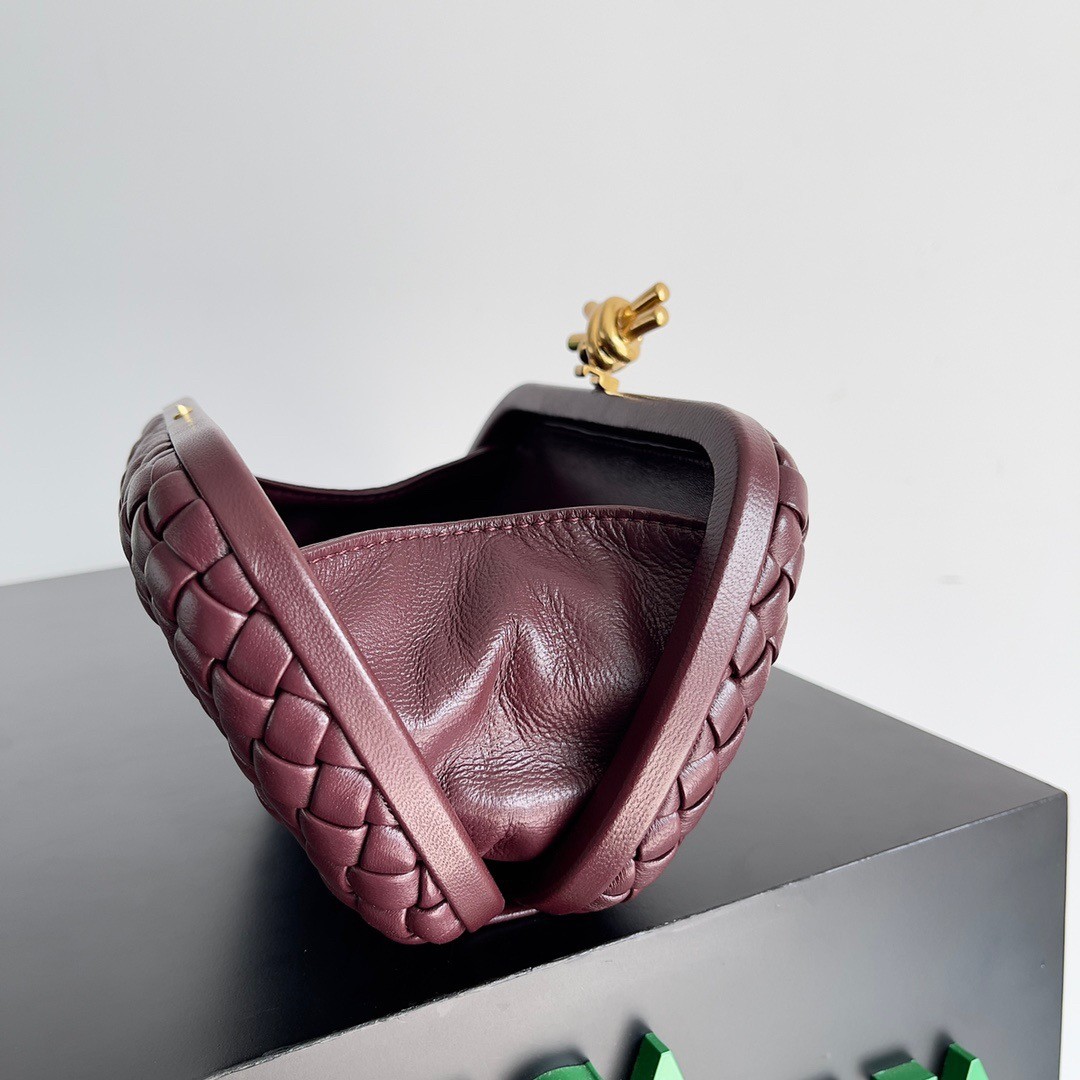 bo*te*ga Ve*ne*ta knot minaudiere clutch in bordeaux intrecciato lambskin