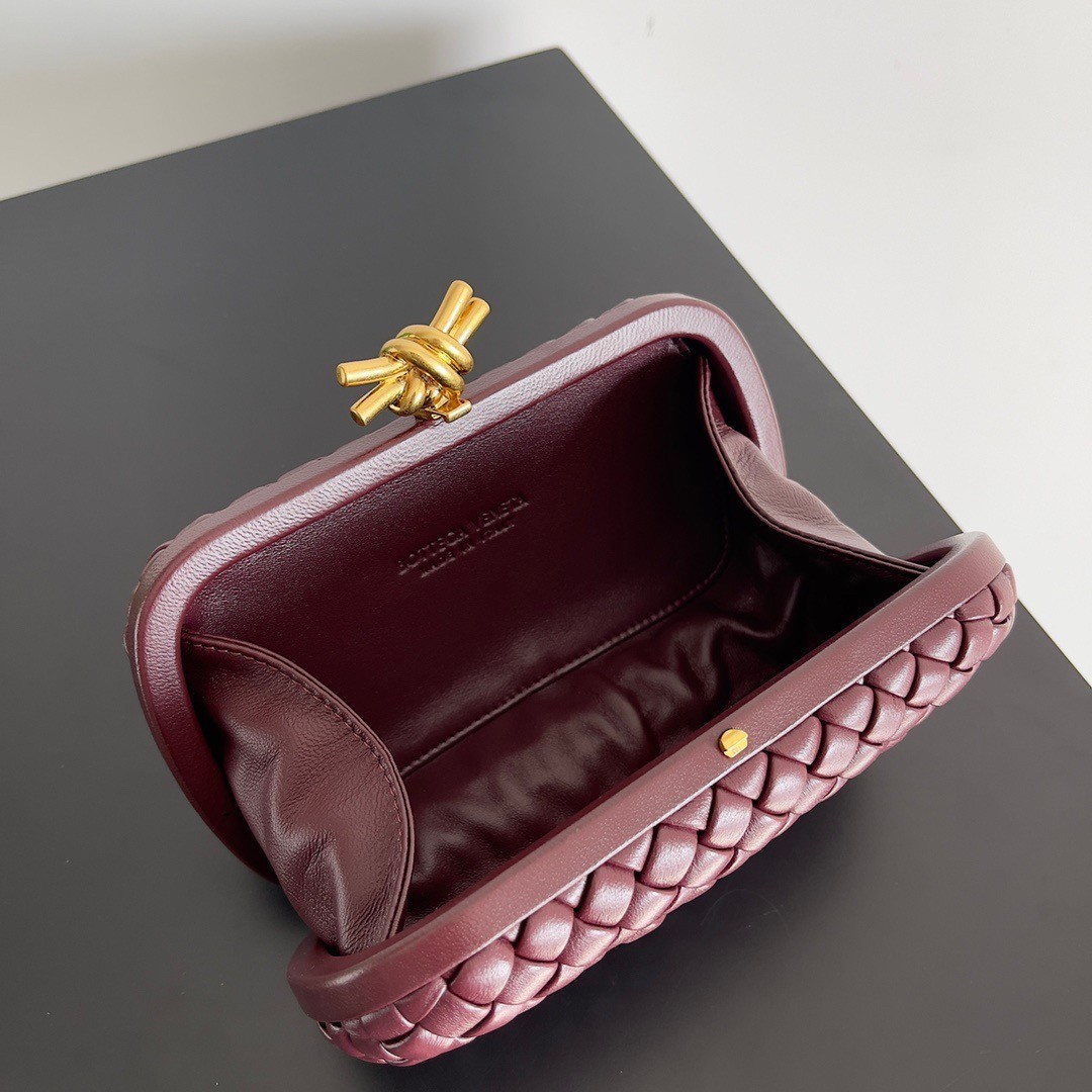 bo*te*ga Ve*ne*ta knot minaudiere clutch in bordeaux intrecciato lambskin