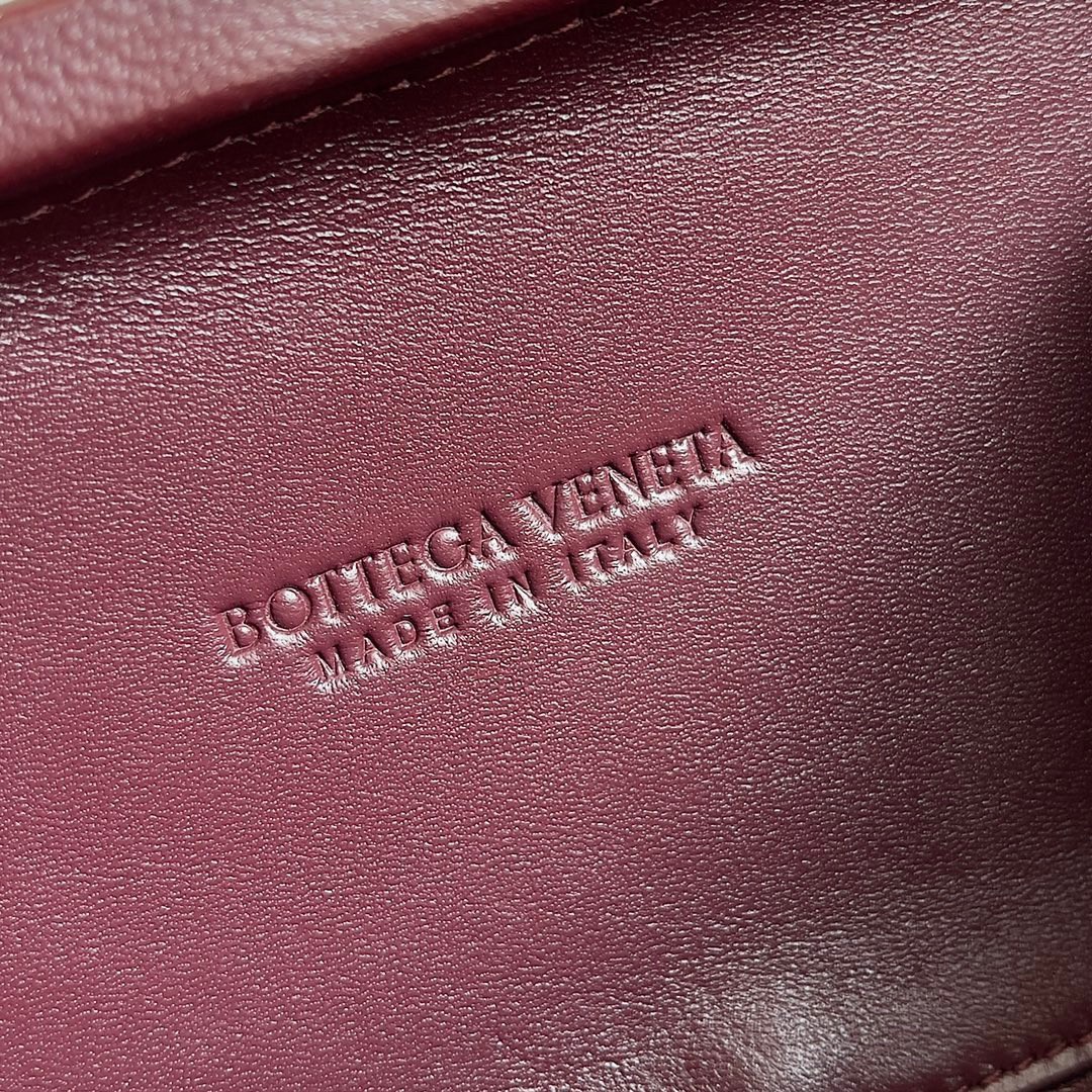 bo*te*ga Ve*ne*ta knot minaudiere clutch in bordeaux intrecciato lambskin