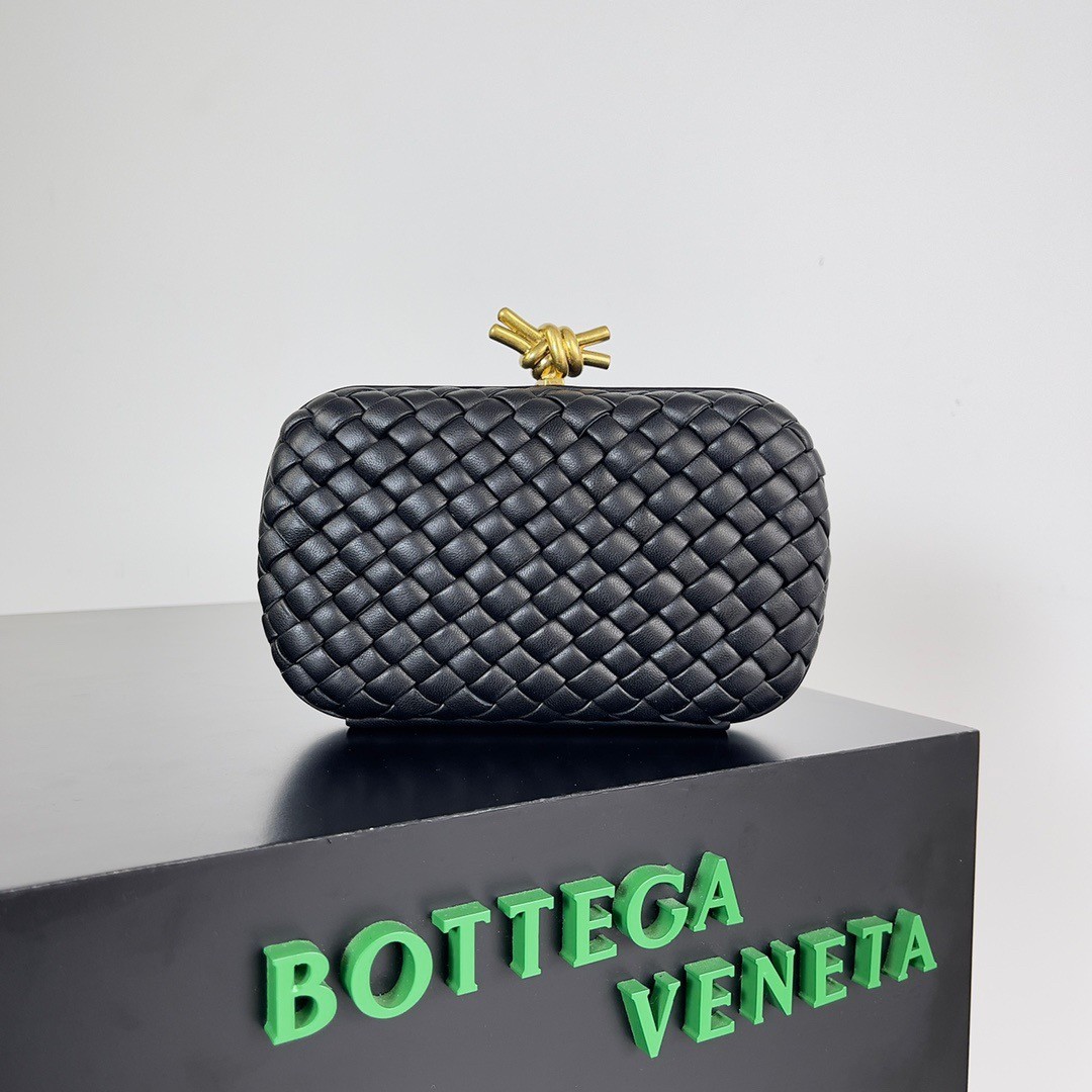 bo*te*ga Ve*ne*ta knot minaudiere clutch in black intrecciato lambskin