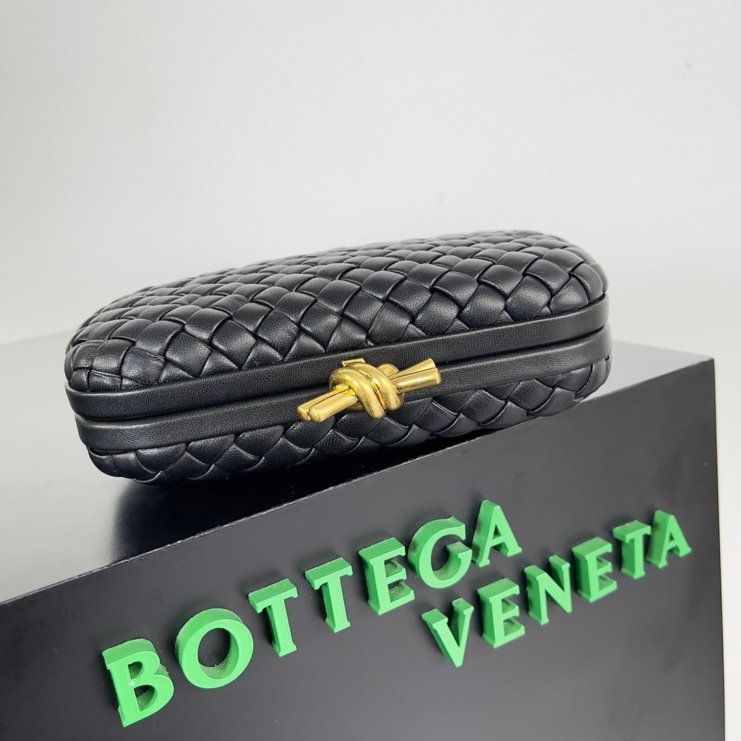 bo*te*ga Ve*ne*ta knot minaudiere clutch in black intrecciato lambskin