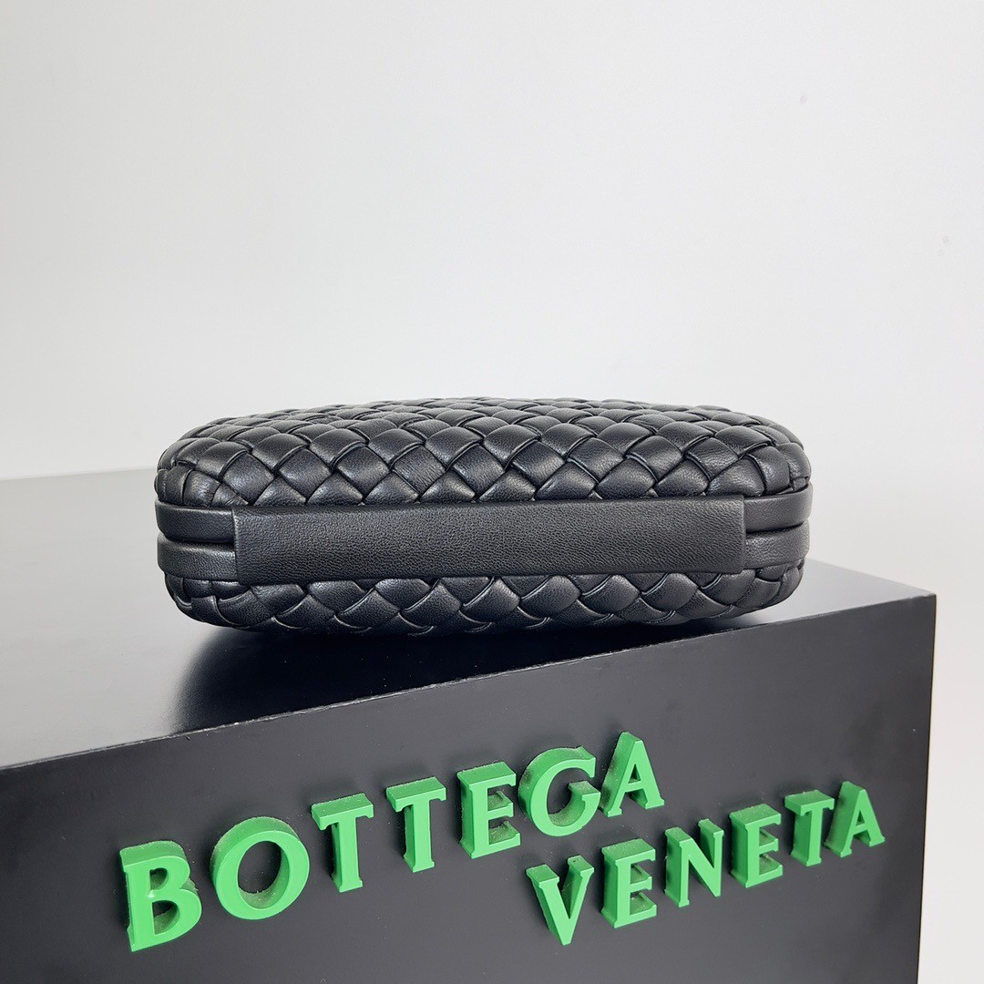 bo*te*ga Ve*ne*ta knot minaudiere clutch in black intrecciato lambskin