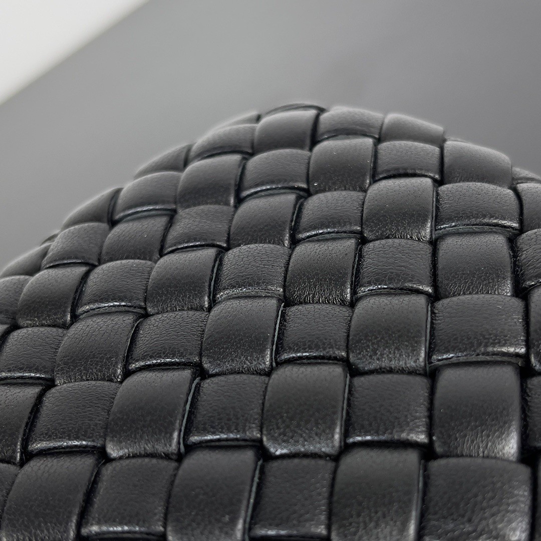bo*te*ga Ve*ne*ta knot minaudiere clutch in black intrecciato lambskin