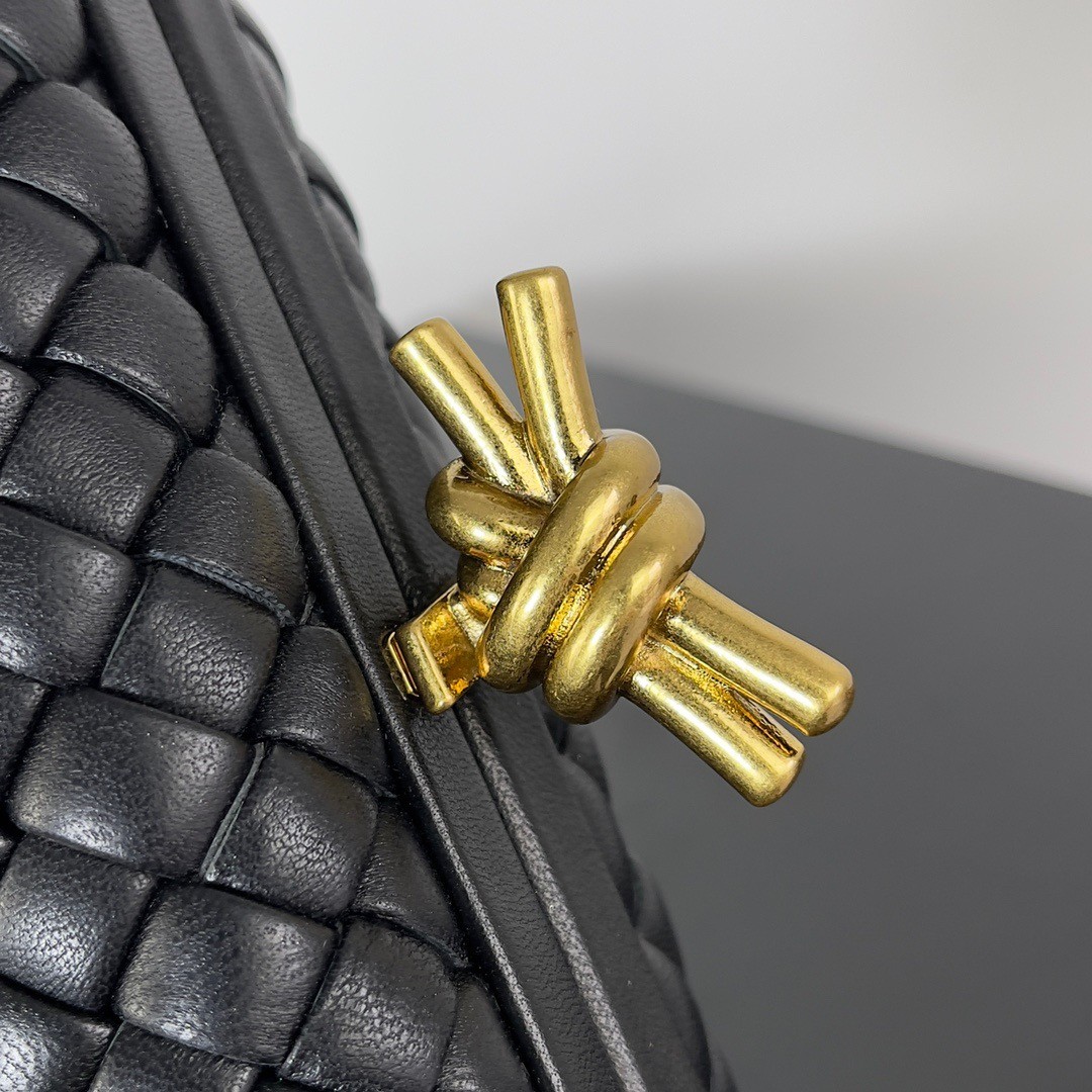 bo*te*ga Ve*ne*ta knot minaudiere clutch in black intrecciato lambskin