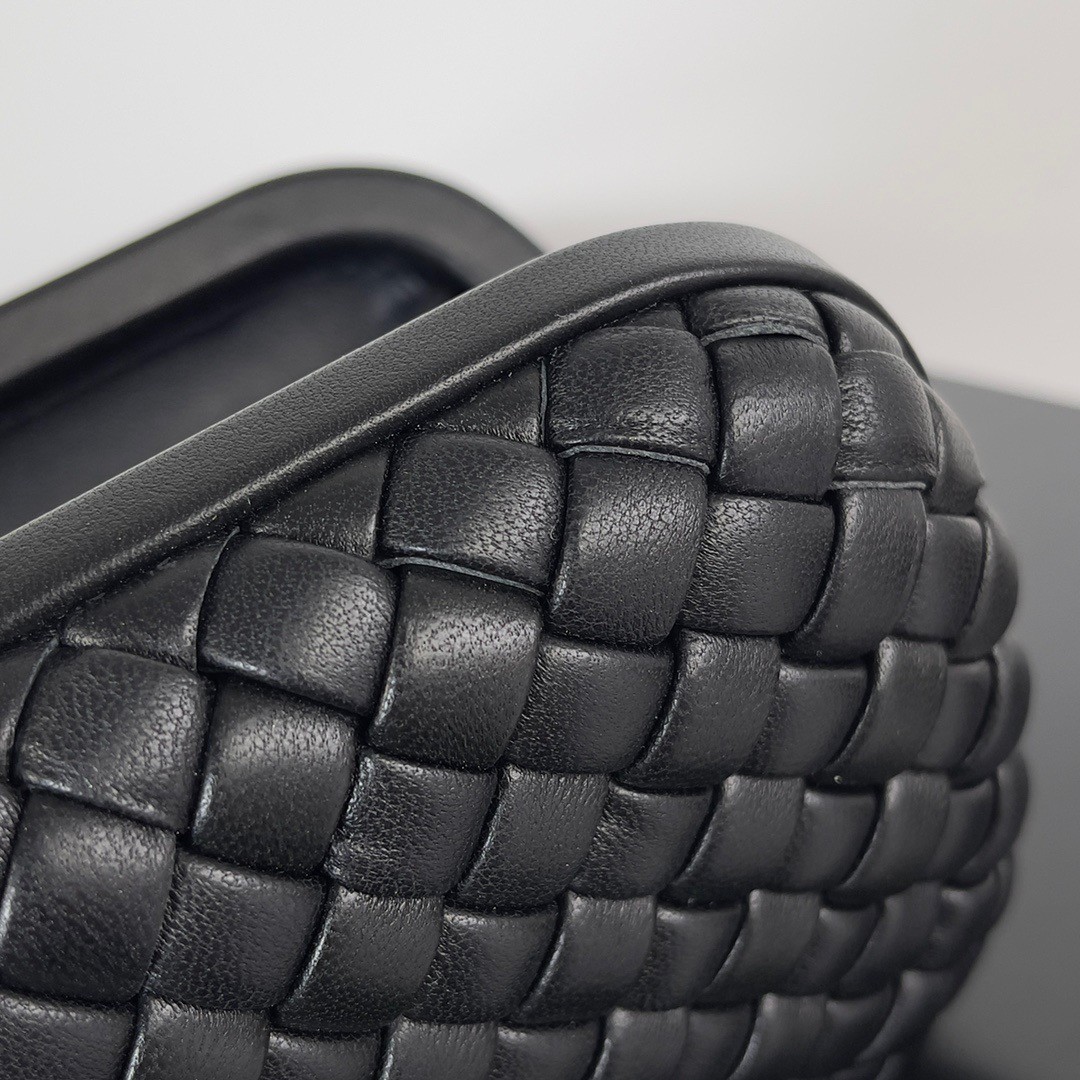 bo*te*ga Ve*ne*ta knot minaudiere clutch in black intrecciato lambskin