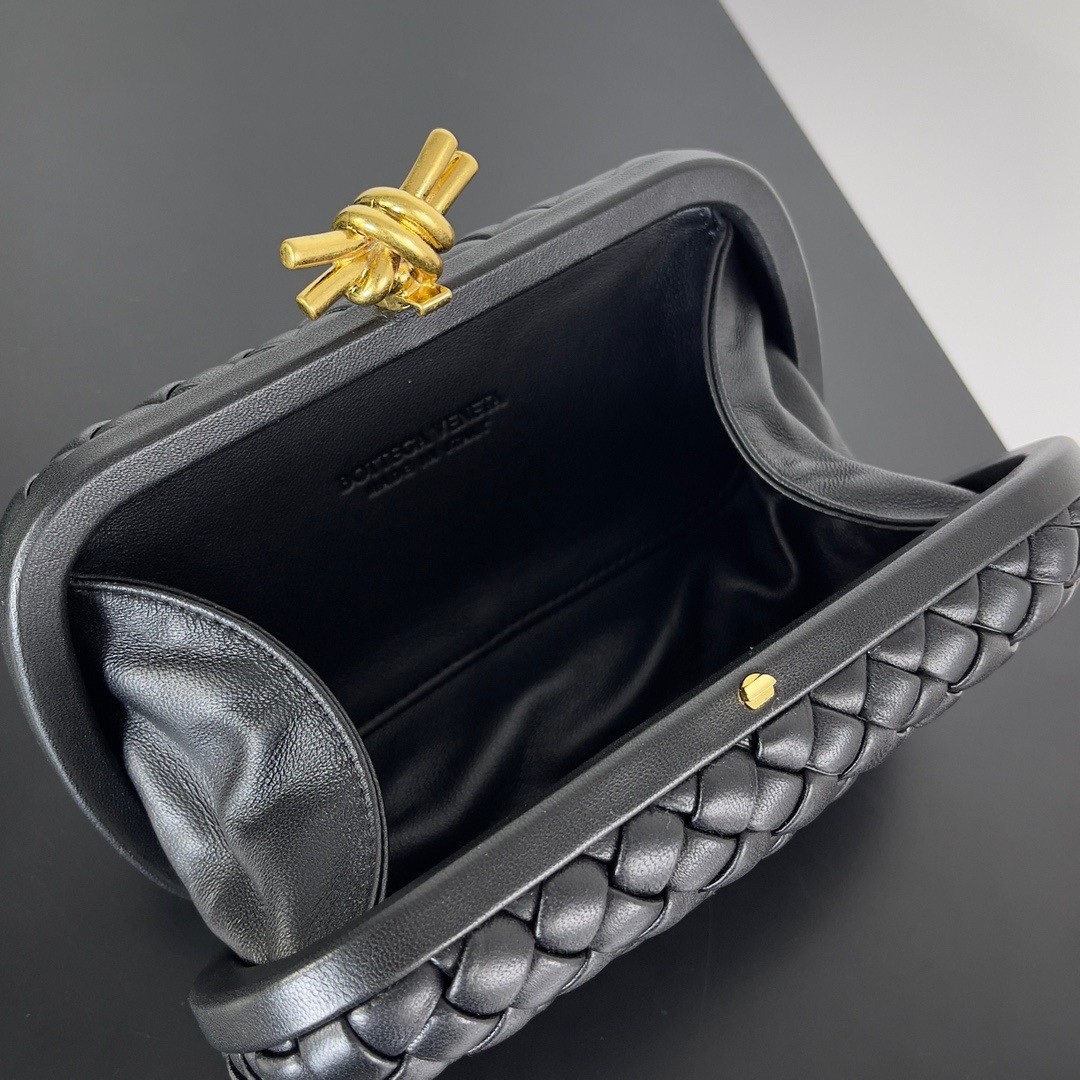bo*te*ga Ve*ne*ta knot minaudiere clutch in black intrecciato lambskin