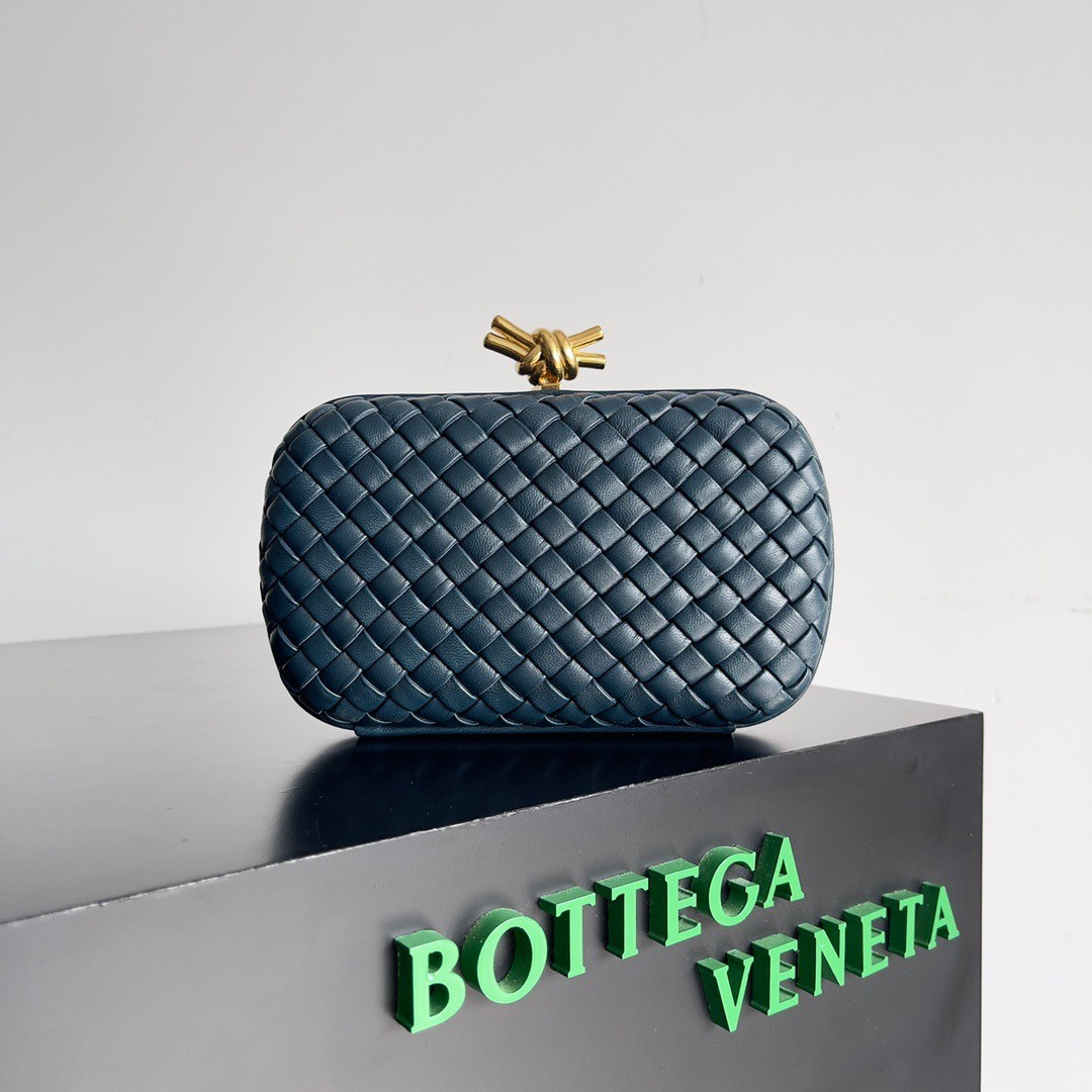 bo*te*ga Ve*ne*ta knot minaudiere clutch in space intrecciato lambskin