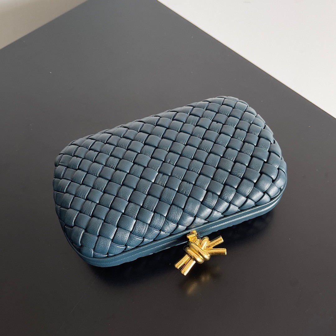 bo*te*ga Ve*ne*ta knot minaudiere clutch in space intrecciato lambskin